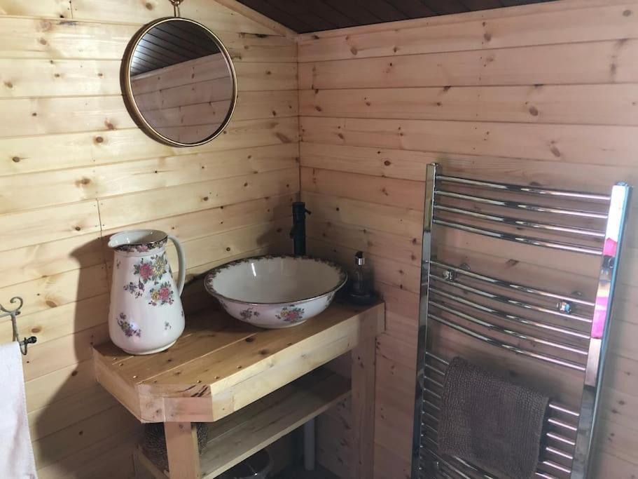 Unique Tiny House Near 3 Peaks - The Zedshed Lägenhet Bentham Exteriör bild