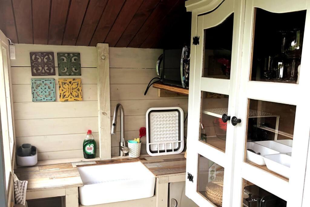 Unique Tiny House Near 3 Peaks - The Zedshed Lägenhet Bentham Exteriör bild